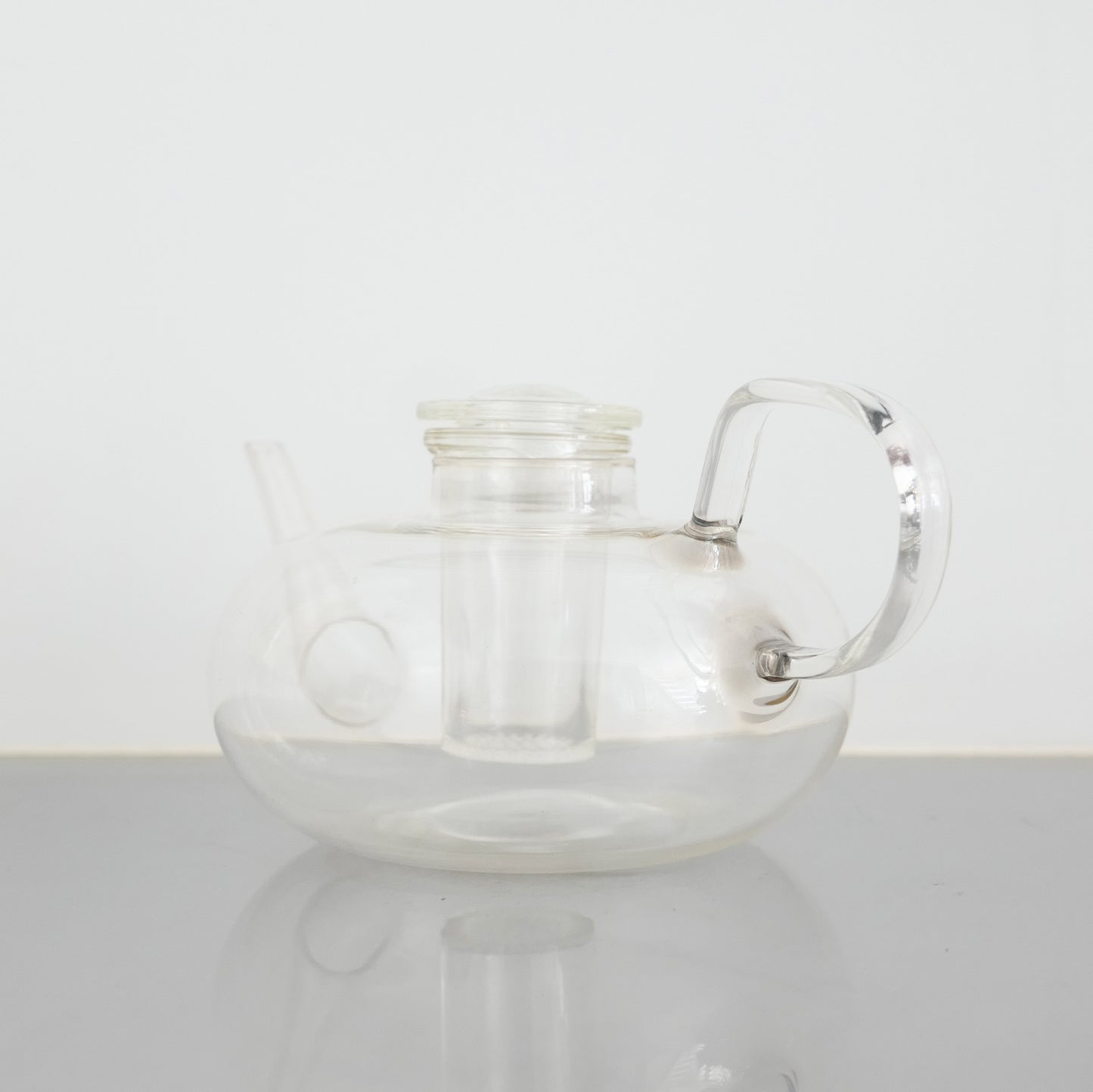 Glass Teapot by Wilhelm Wagenfeld : B