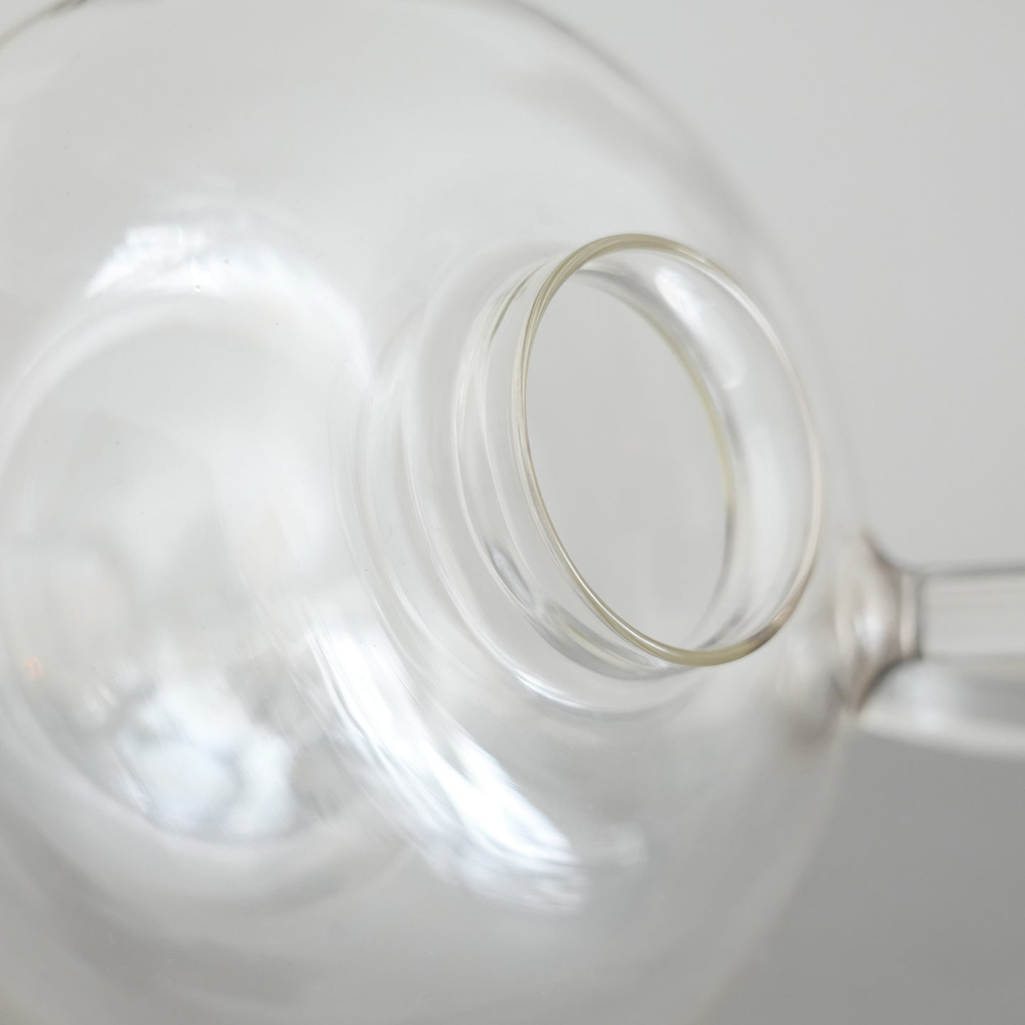 Glass Teapot by Wilhelm Wagenfeld : B