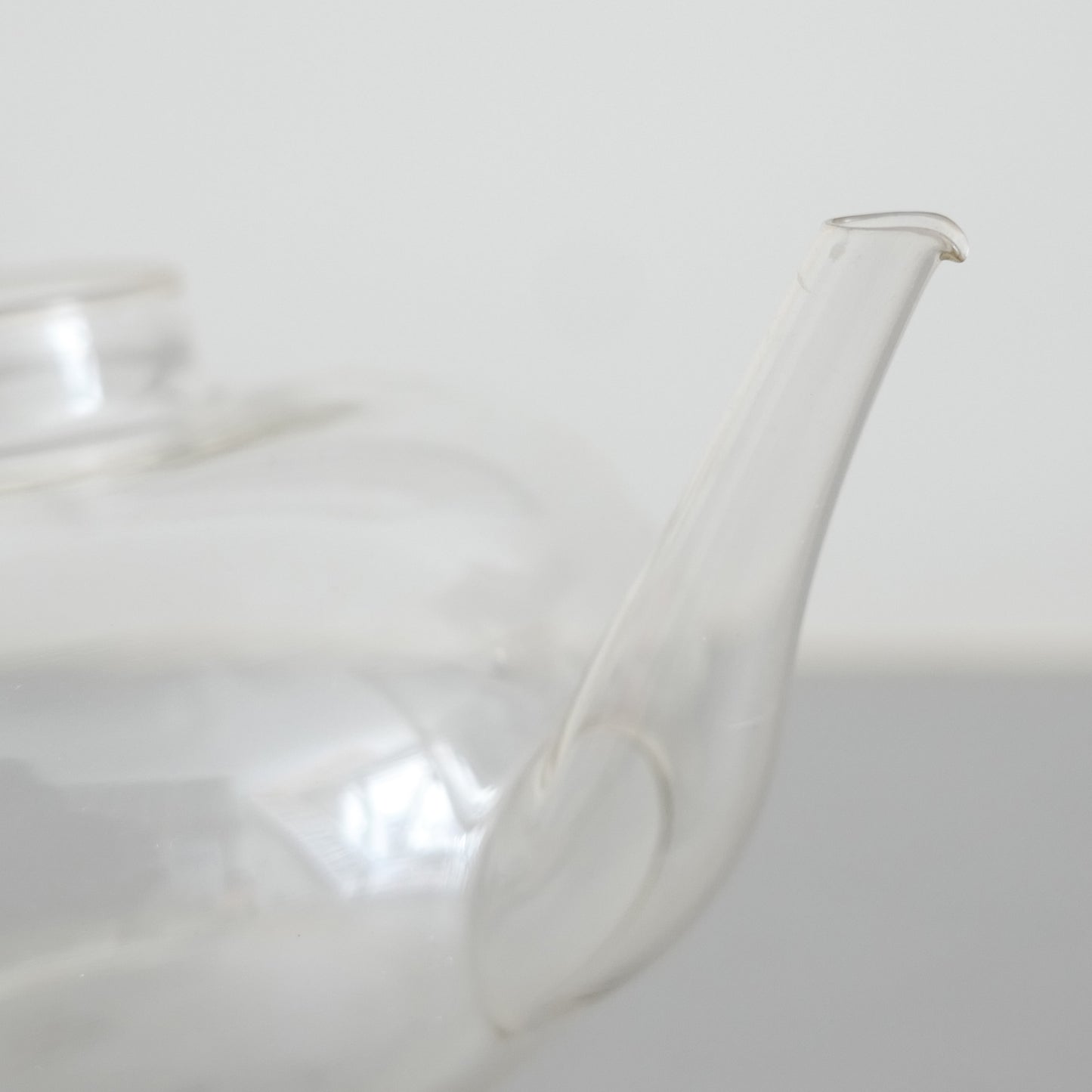 Glass Teapot by Wilhelm Wagenfeld : B