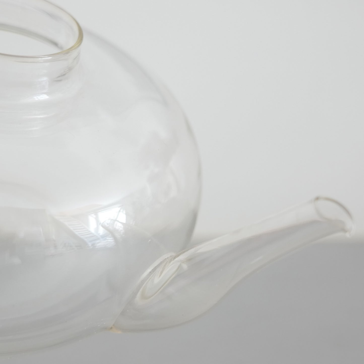 Glass Teapot by Wilhelm Wagenfeld : B