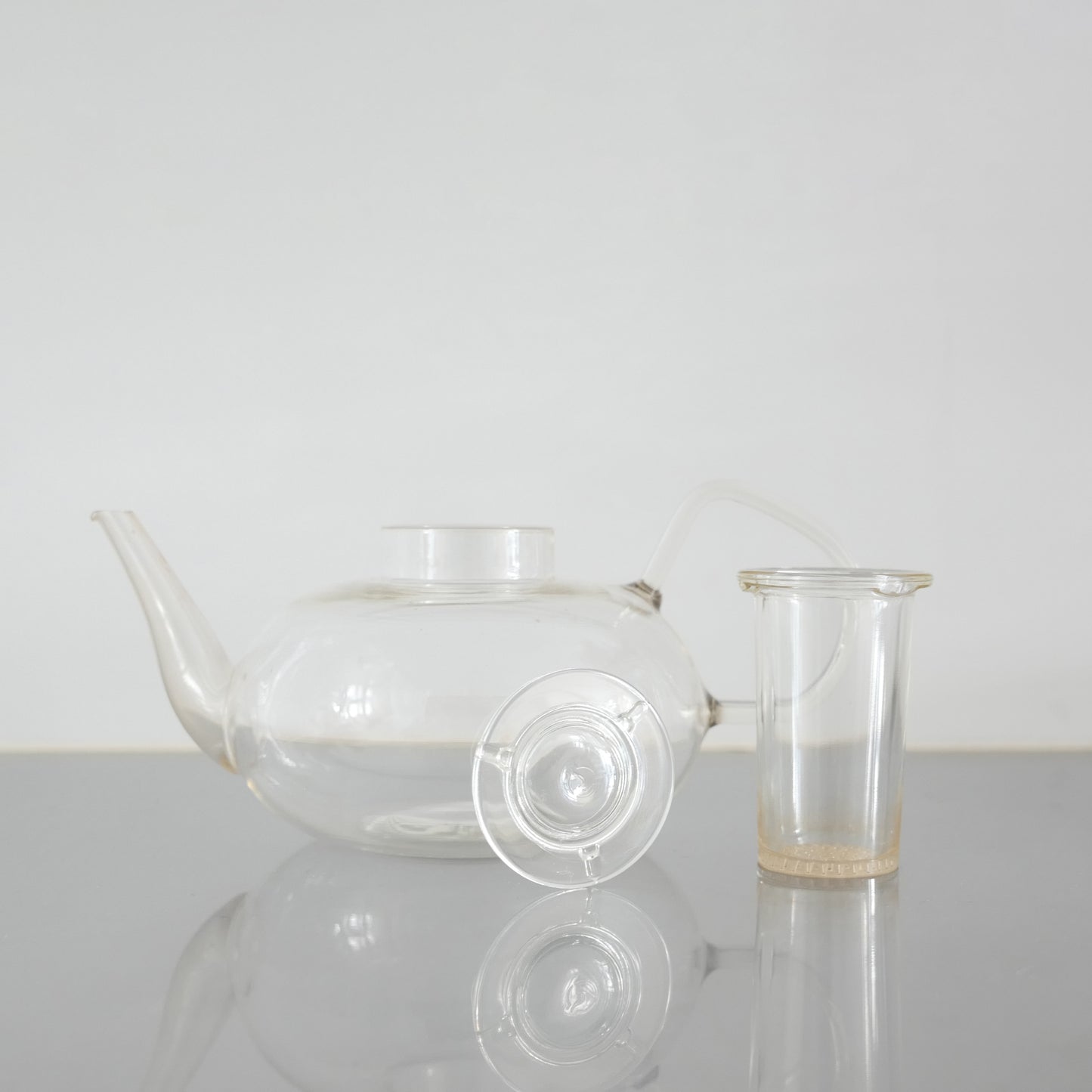 Glass Teapot by Wilhelm Wagenfeld : A