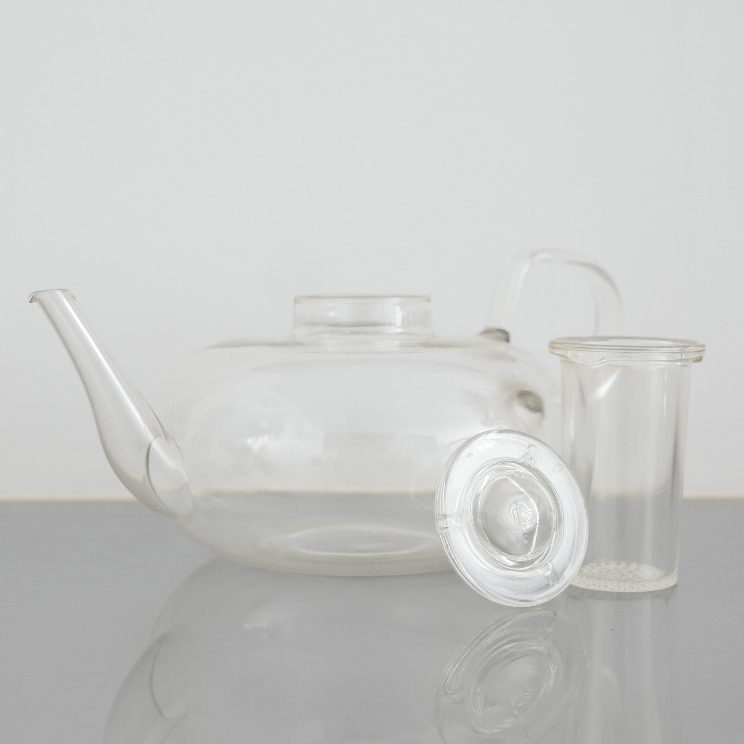 Glass Teapot by Wilhelm Wagenfeld : B